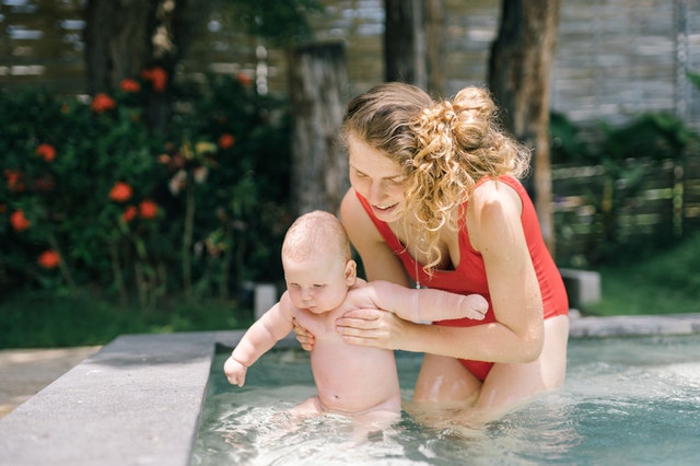 nauka pływania dla niemowląt